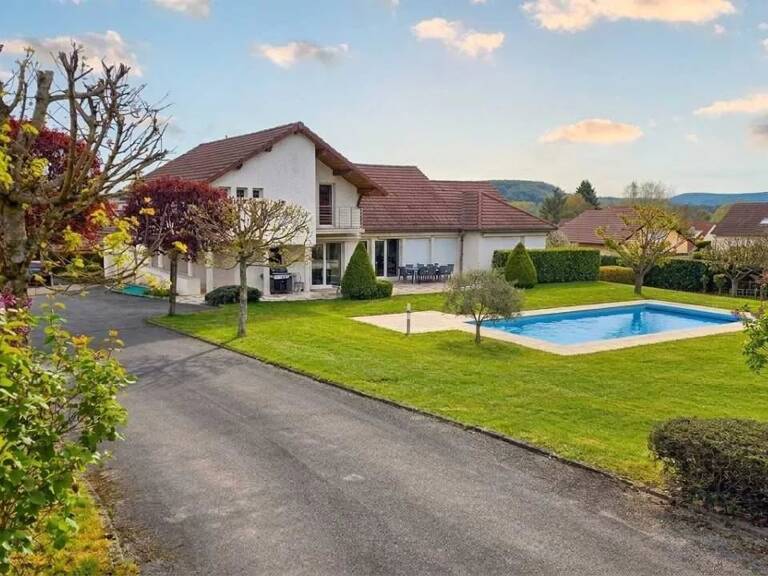 A PROXIMITE DE GENEUILLE - TRES BELLE VILLA DE STANDING DE 270 M² AVEC PISCINE — photo 1