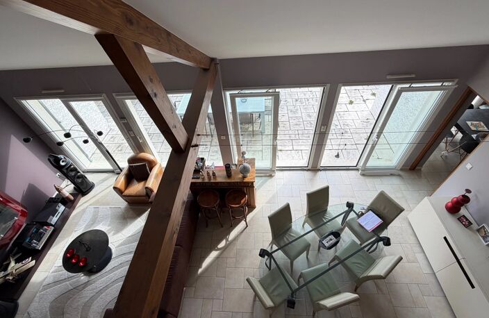 A PROXIMITE DE GENEUILLE - TRES BELLE VILLA DE STANDING DE 270 M² AVEC PISCINE — photo 2