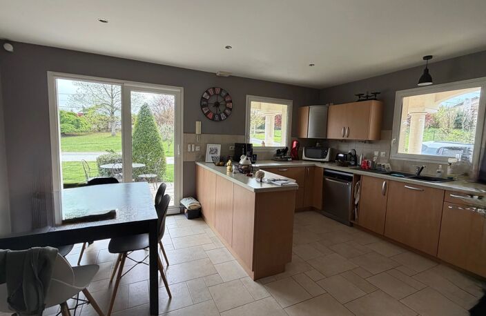 A PROXIMITE DE GENEUILLE - TRES BELLE VILLA DE STANDING DE 270 M² AVEC PISCINE — photo 4