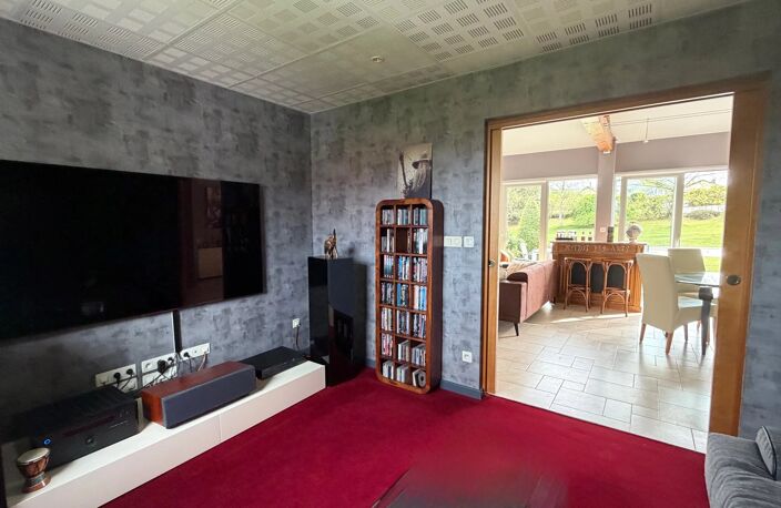 A PROXIMITE DE GENEUILLE - TRES BELLE VILLA DE STANDING DE 270 M² AVEC PISCINE — photo 5