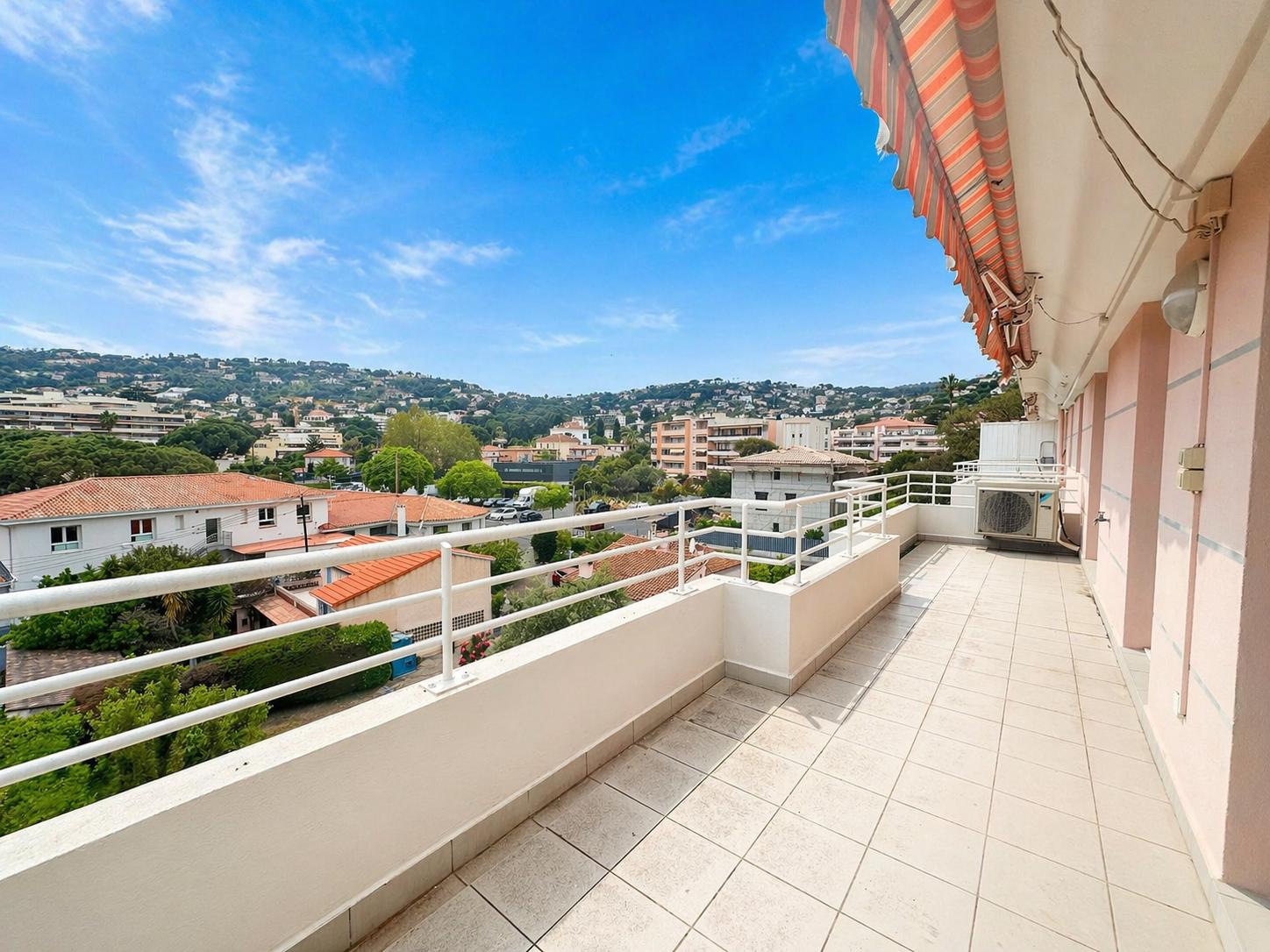 GOLFE JUAN, CADRE VERDOYANT, CALME, VUE DEGAGEE, ETAGE ELEVE, 3/4 PIECES, 77m², TERRASSE EXPOSITION SUD/OUEST, PISCINE, GARAGE, CAVE