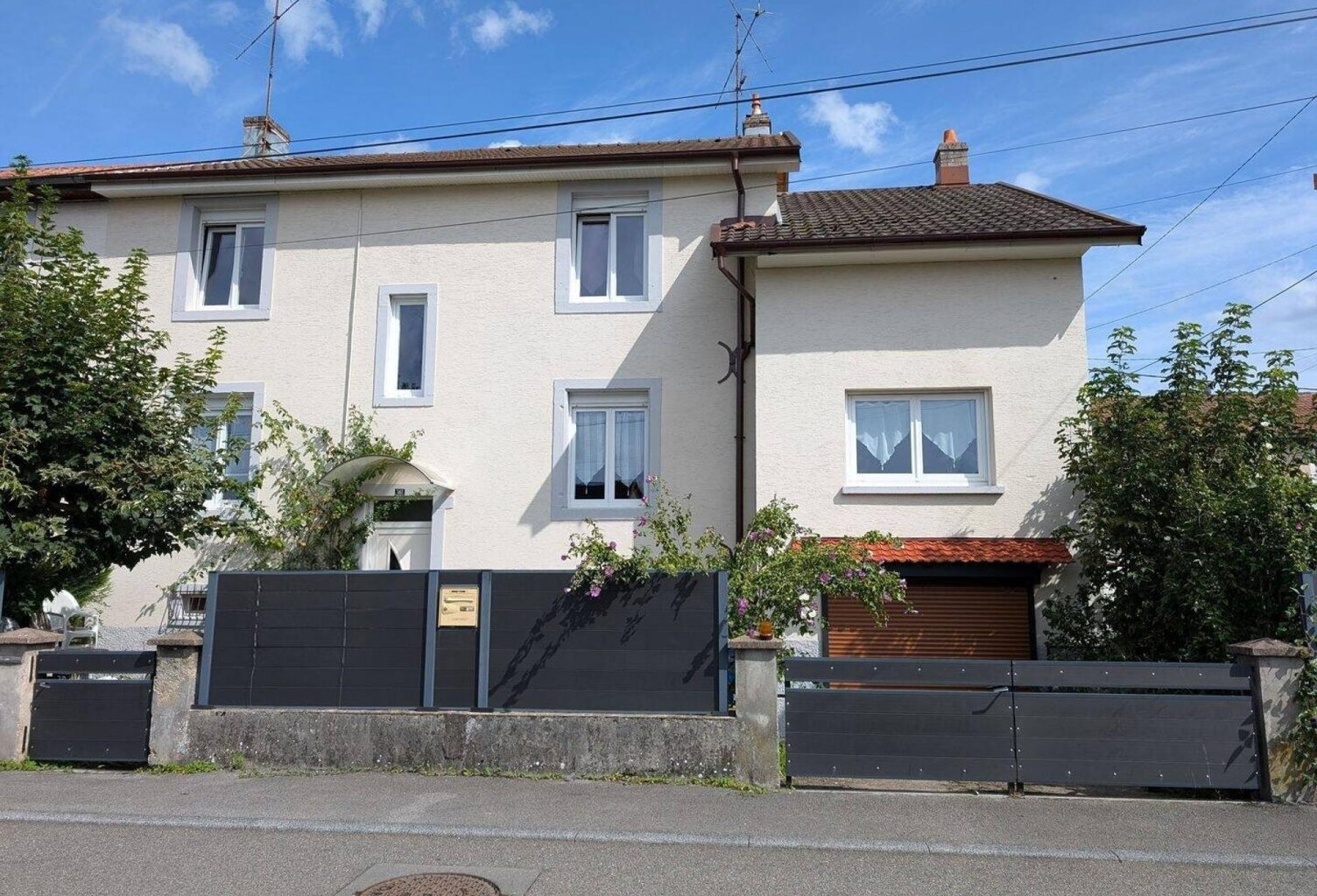 Maison avec jardin, terrasse et garage — photo 1