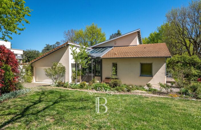 Proche tennis à Charbonnières - parcelle 2000m² - maison 230m² - 5 chambres - grand garage — photo 2