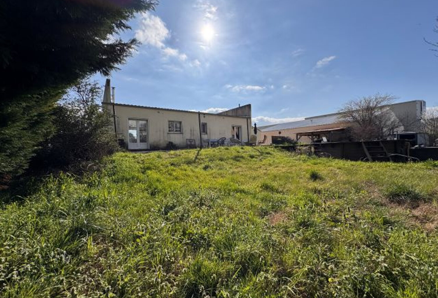 MAISON T4 TRANSFORMABLE EN LOCAL PROFESSIONNEL A VENDRE SUR — photo 1