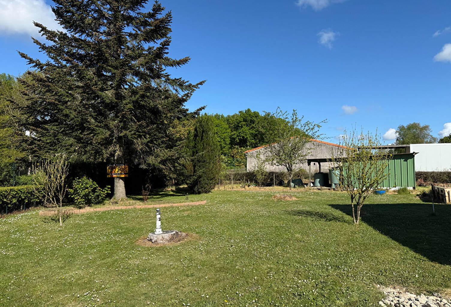 Terrain dans le bourg du CELLIER — photo 1