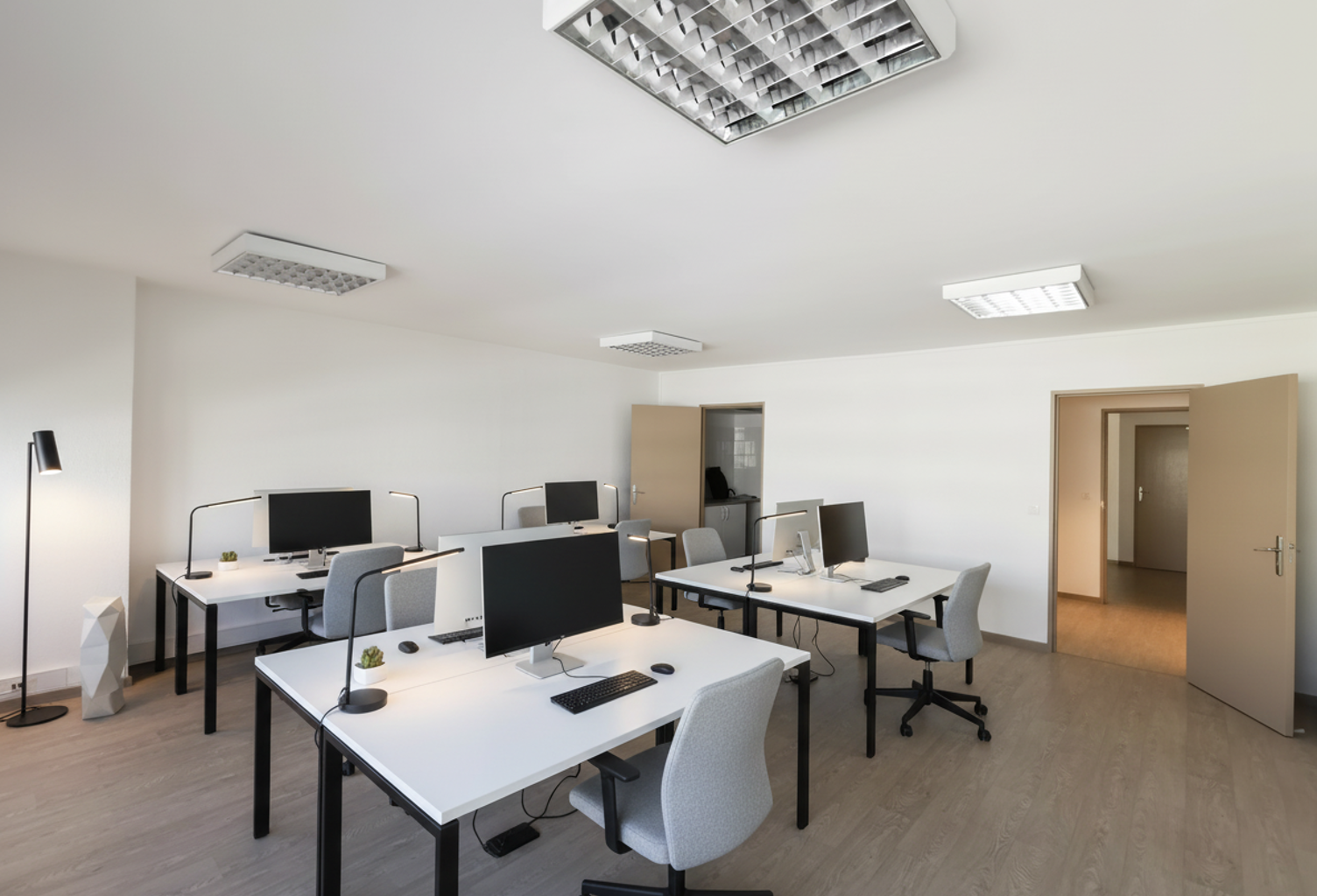 95 M2  BUREAUX CLIMATISES + PARKING - JOLIETTE - LA MAJOR - 13002 - VILLA D'ESTE - — photo 1