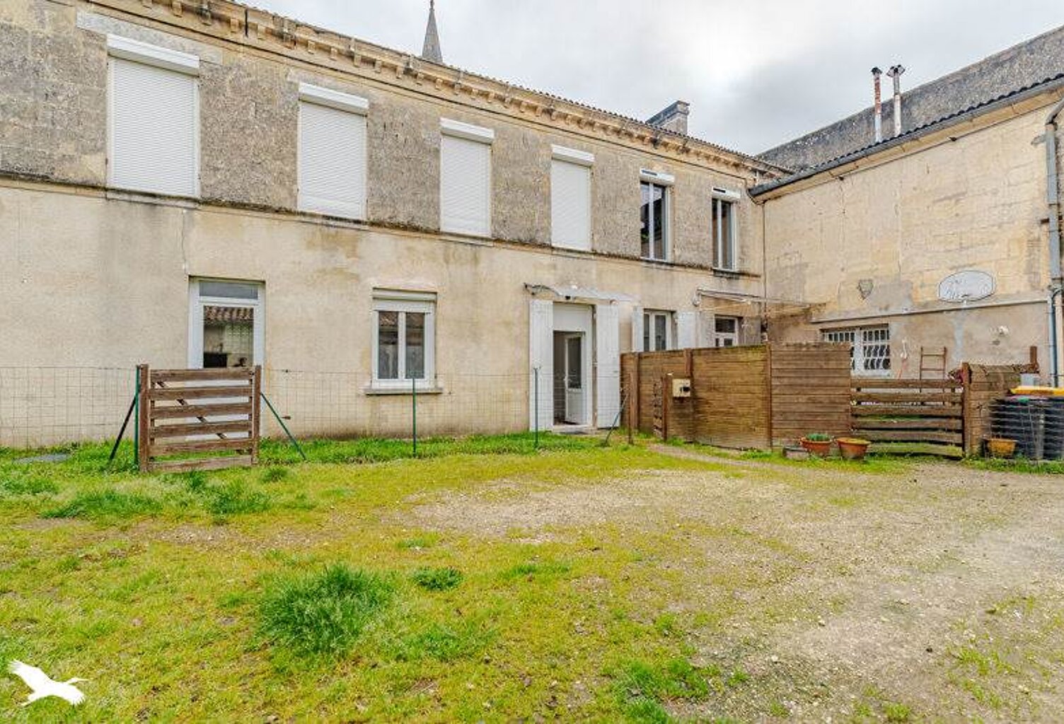 Maison en pierre de 8 pièces principales — photo 1