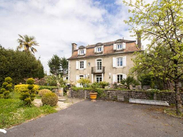 Maison en pierre de 9 pièces principales — photo du bien