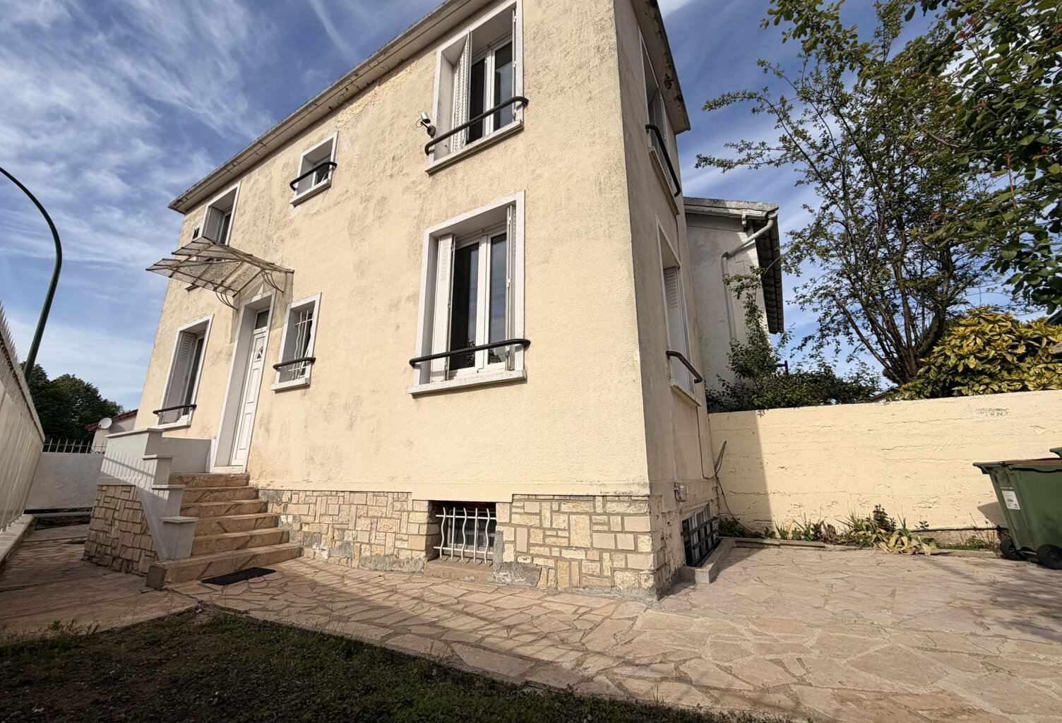 MAISON ATYPIQUE INDIVIDUELLE AVEC SON PETIT EXTERIEUR EXPOSE — photo 1