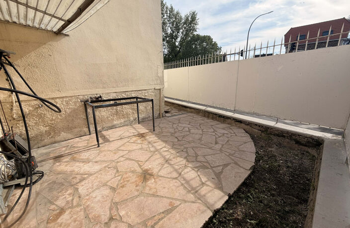 MAISON ATYPIQUE INDIVIDUELLE AVEC SON PETIT EXTERIEUR EXPOSE — photo 3