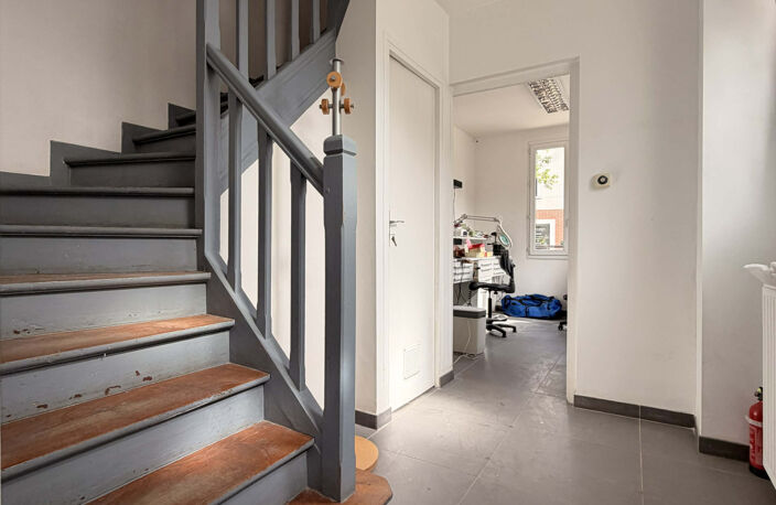 MAISON ATYPIQUE INDIVIDUELLE AVEC SON PETIT EXTERIEUR EXPOSE — photo 5