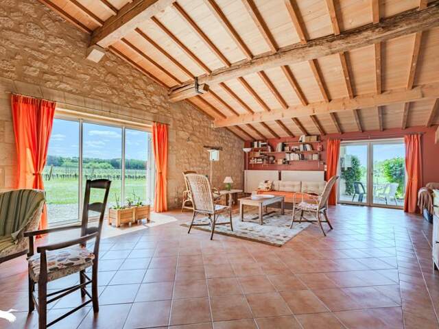 Maison en pierre de 7 pièces principales — photo du bien