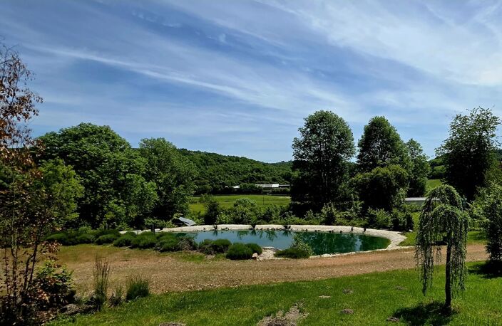 Maison de campagne, rénovation soignée, vue et terrain avec deux — photo 3