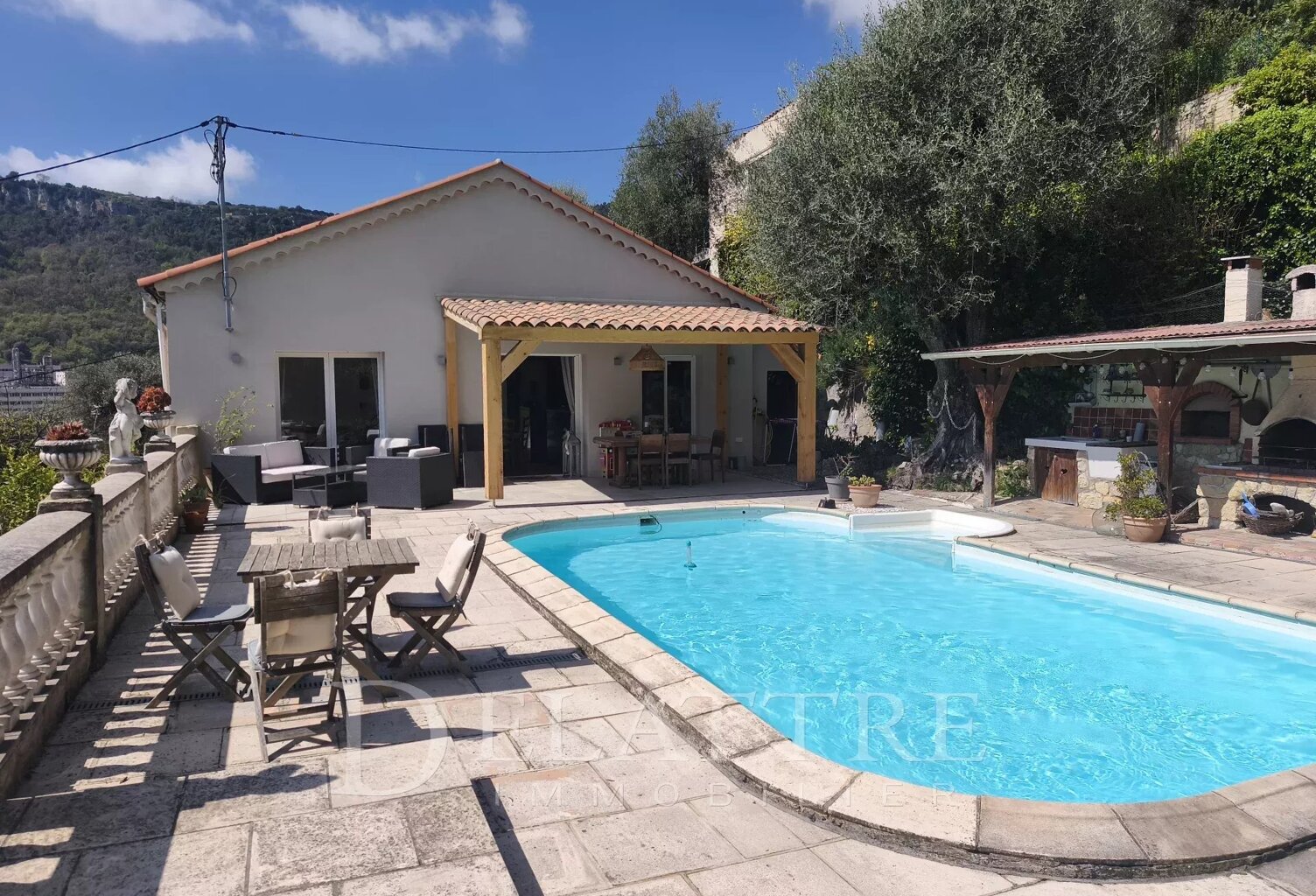 Le Bar sur Loup A pied au village ! — photo 1