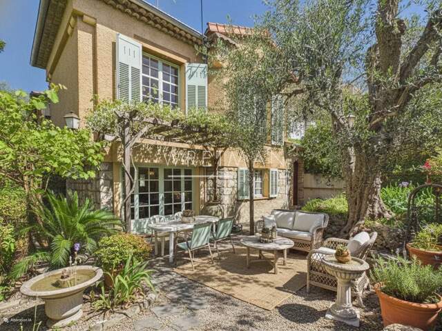Somptueuse maison de ville individuelle avec jardin à rénover - — photo du bien