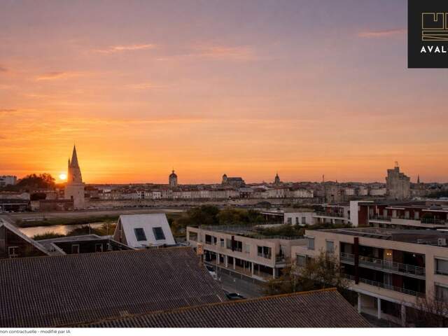 LOGEMENT ATYPIQUE AVEC UNE TERRASSE PANORAMIQUE AVEC VUE MER ET SUR LES TOURS — photo du bien