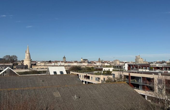LOGEMENT ATYPIQUE AVEC UNE TERRASSE PANORAMIQUE AVEC VUE MER ET SUR LES TOURS — photo 2
