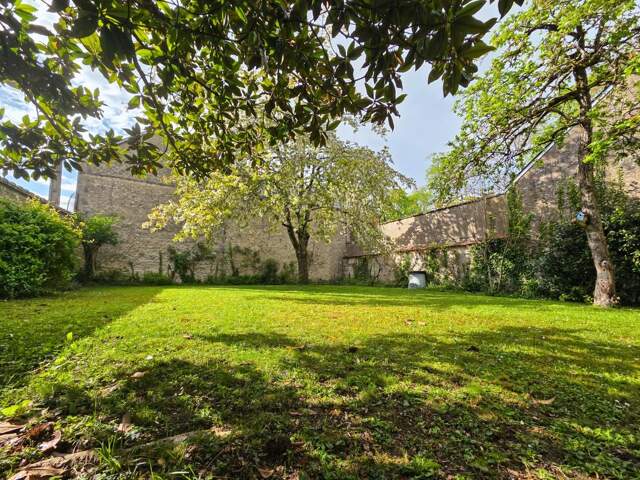 Terrain constructible de 225 m², idéalement situé en plein centre-ville de Janville-en-Beauce — photo du bien