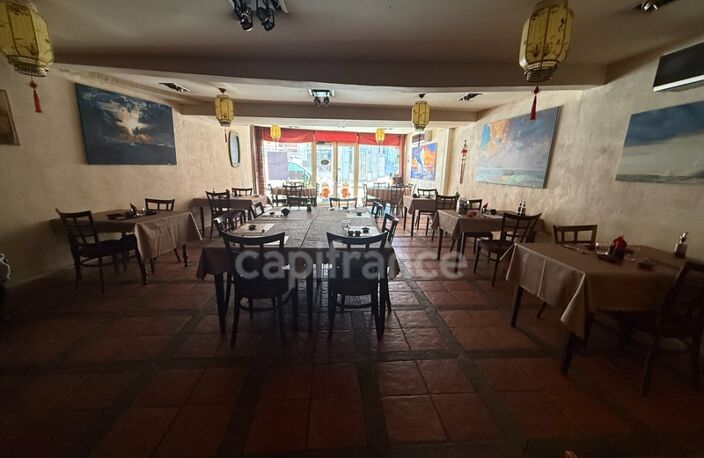 Immeuble avec restaurant et appartement — photo 4