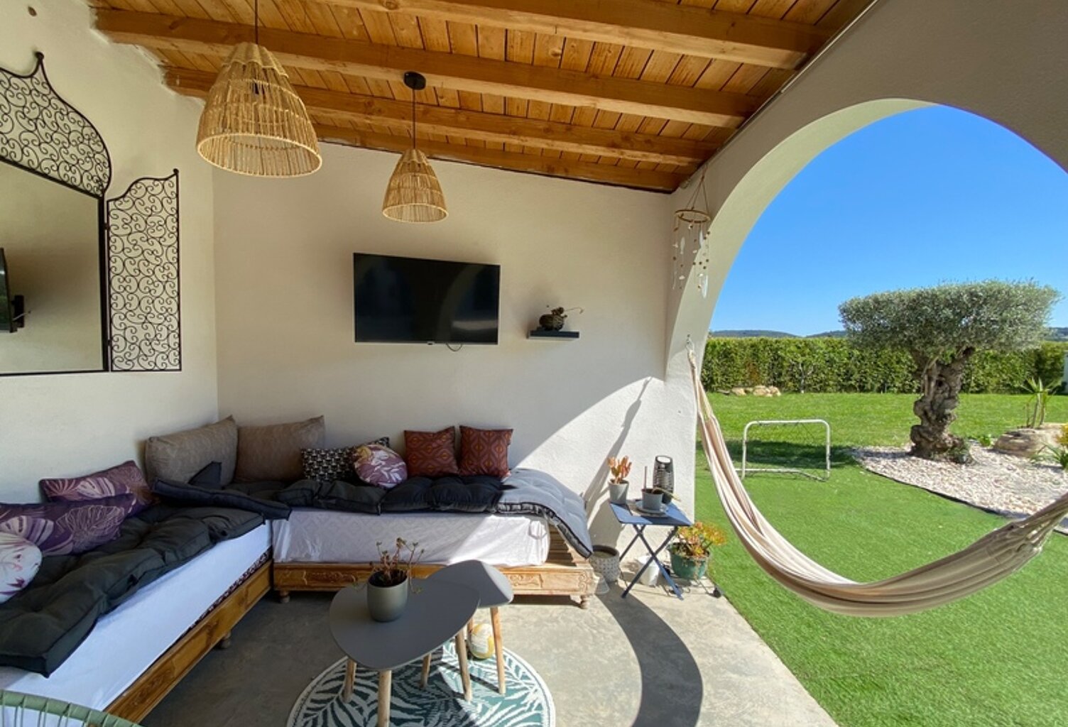 Maison à vendre proche d'UZES (30) Superbe villa contemporaine de plain-pied avec piscine, 5 chambres — photo 1