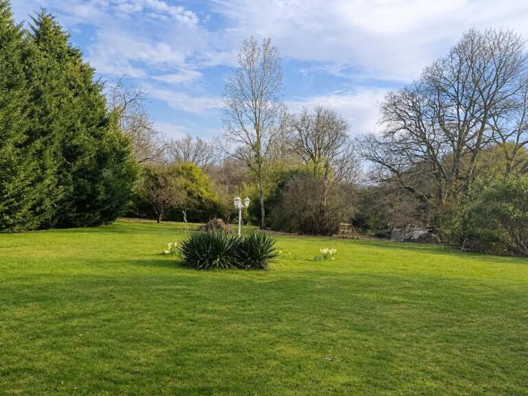 Domaine boisé avec deux maisons à Bueil-en-Touraine — photo 1