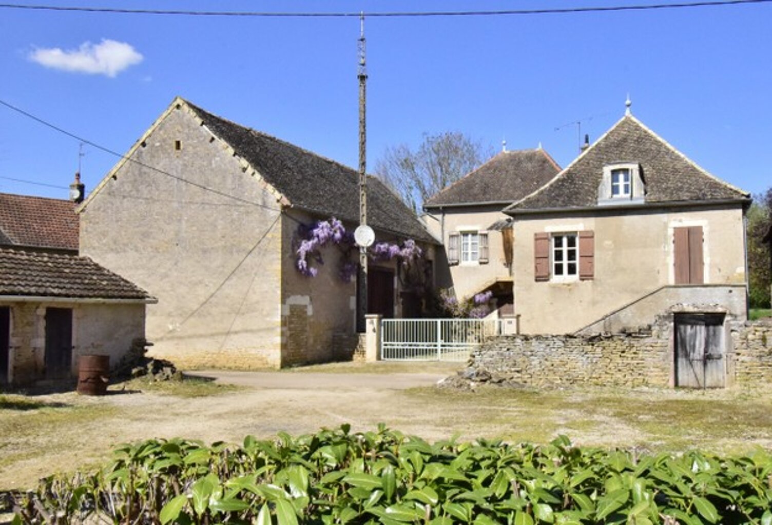 MAISON EN PIERRE AVEC DÉPENDANCES — photo 1