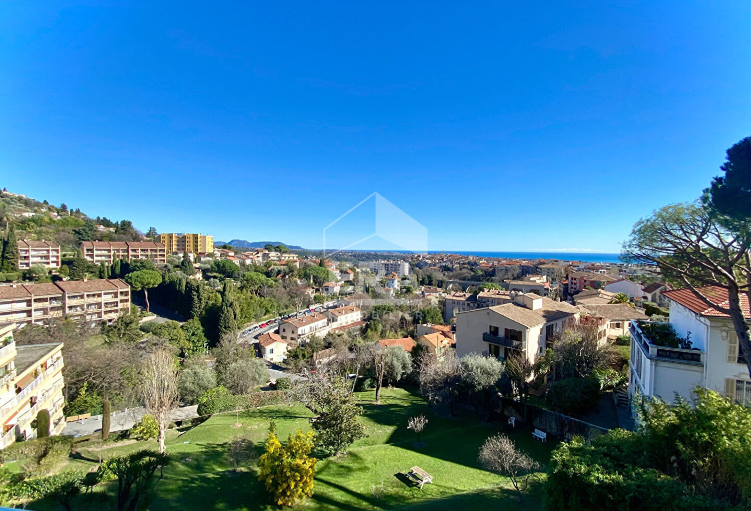 Appartement 2 pièces à vendre à Vence avec vue mer et verdure — photo 1