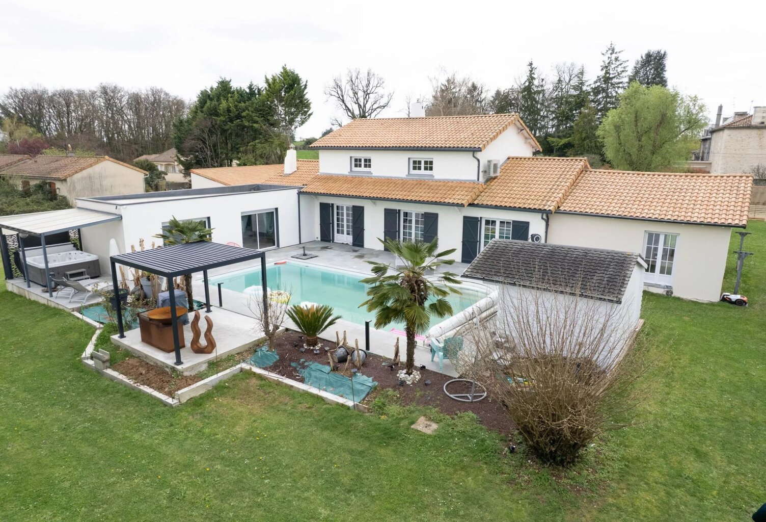 PROPRIETE AVEC  4 CHAMBRES ET PISCINE - CISSE — photo 1
