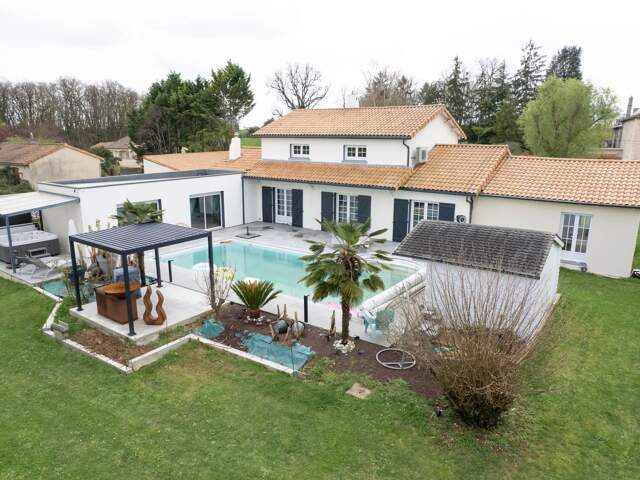PROPRIETE AVEC  4 CHAMBRES ET PISCINE - CISSE — photo du bien
