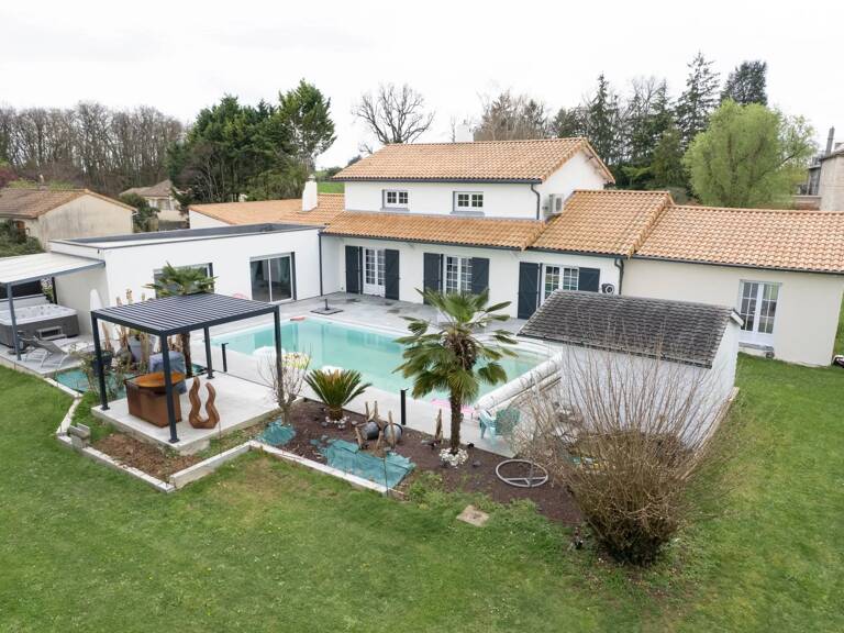 PROPRIETE AVEC  4 CHAMBRES ET PISCINE - CISSE — photo 1