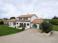 PROPRIETE AVEC  4 CHAMBRES ET PISCINE - CISSE — photo 2