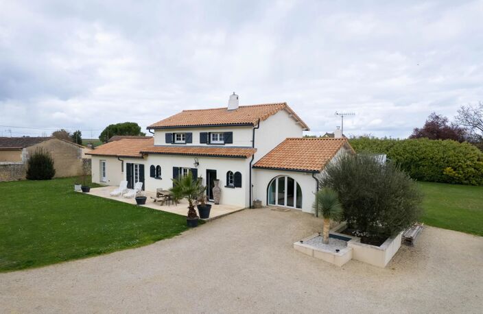 PROPRIETE AVEC  4 CHAMBRES ET PISCINE - CISSE — photo 2