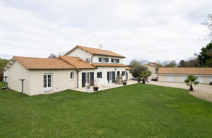 PROPRIETE AVEC  4 CHAMBRES ET PISCINE - CISSE — photo 3