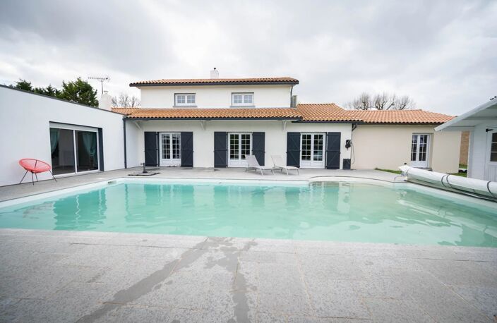 PROPRIETE AVEC  4 CHAMBRES ET PISCINE - CISSE — photo 4