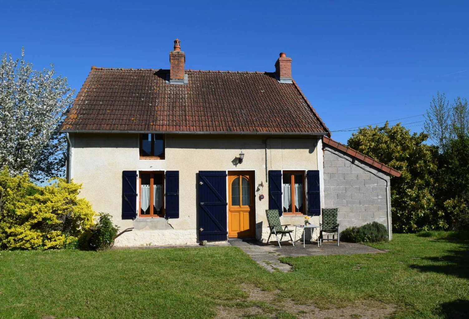 Maison de village avec jardin près de Cercy-la-Tour à vendre — photo 1