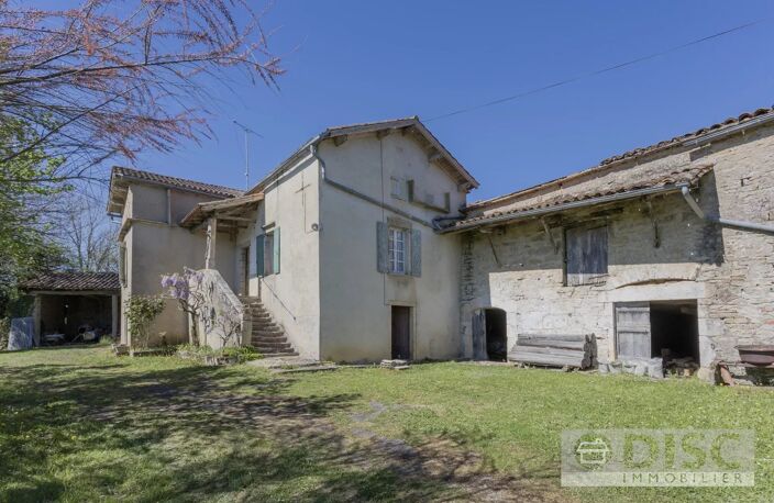 Authentique corps de ferme avec 3 hectares et dépendances. — photo 2