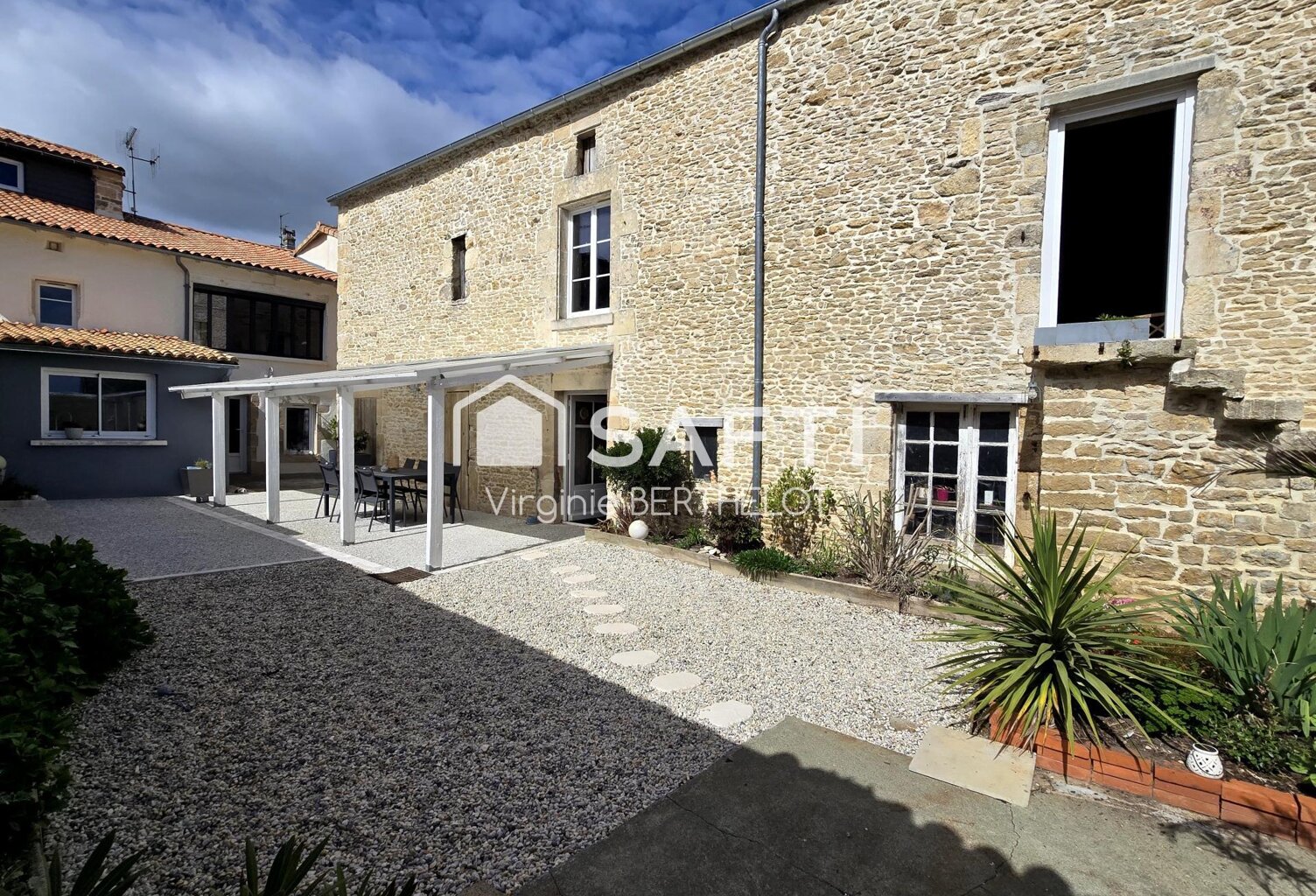 MAISON 3 CHAMBRES / 2 ENTREES IDEALE POUR 1 PROFESSION INDEPENDANTE OU CHAMBRES D' HOTES ! — photo 1