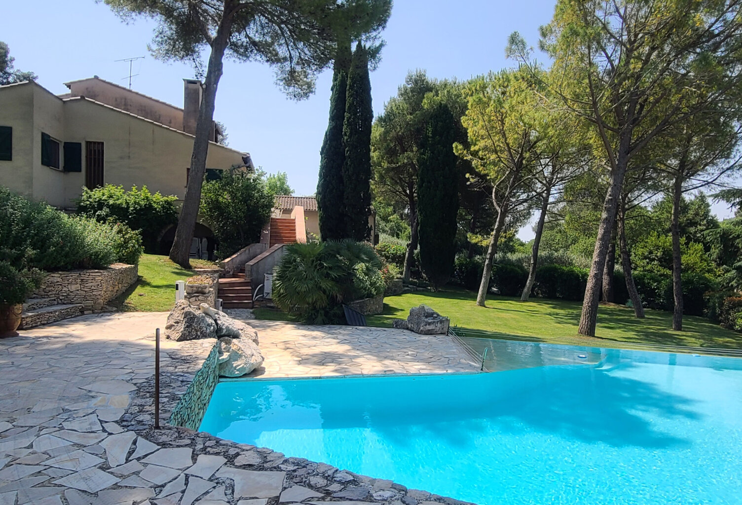 COLLINES - SECTEUR RESIDENTIEL - SPACIEUSE VILLA 5 CHAMBRES — photo 1