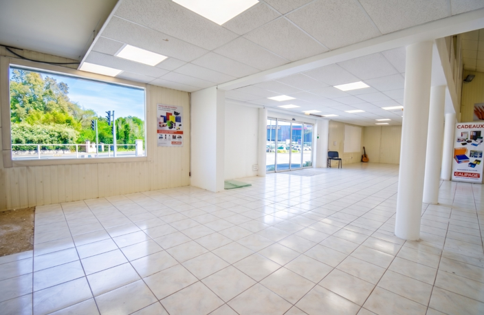 RARE - Local commercial emplacement no1 + bureaux, parking c — photo 2
