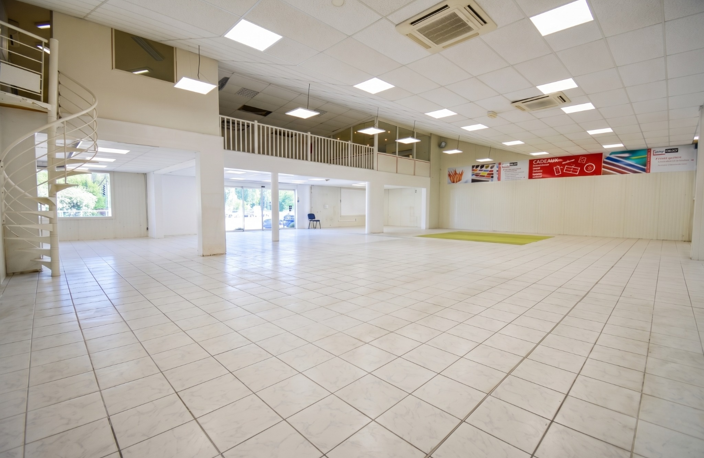 RARE - Local commercial emplacement no1 + bureaux, parking c — photo 3
