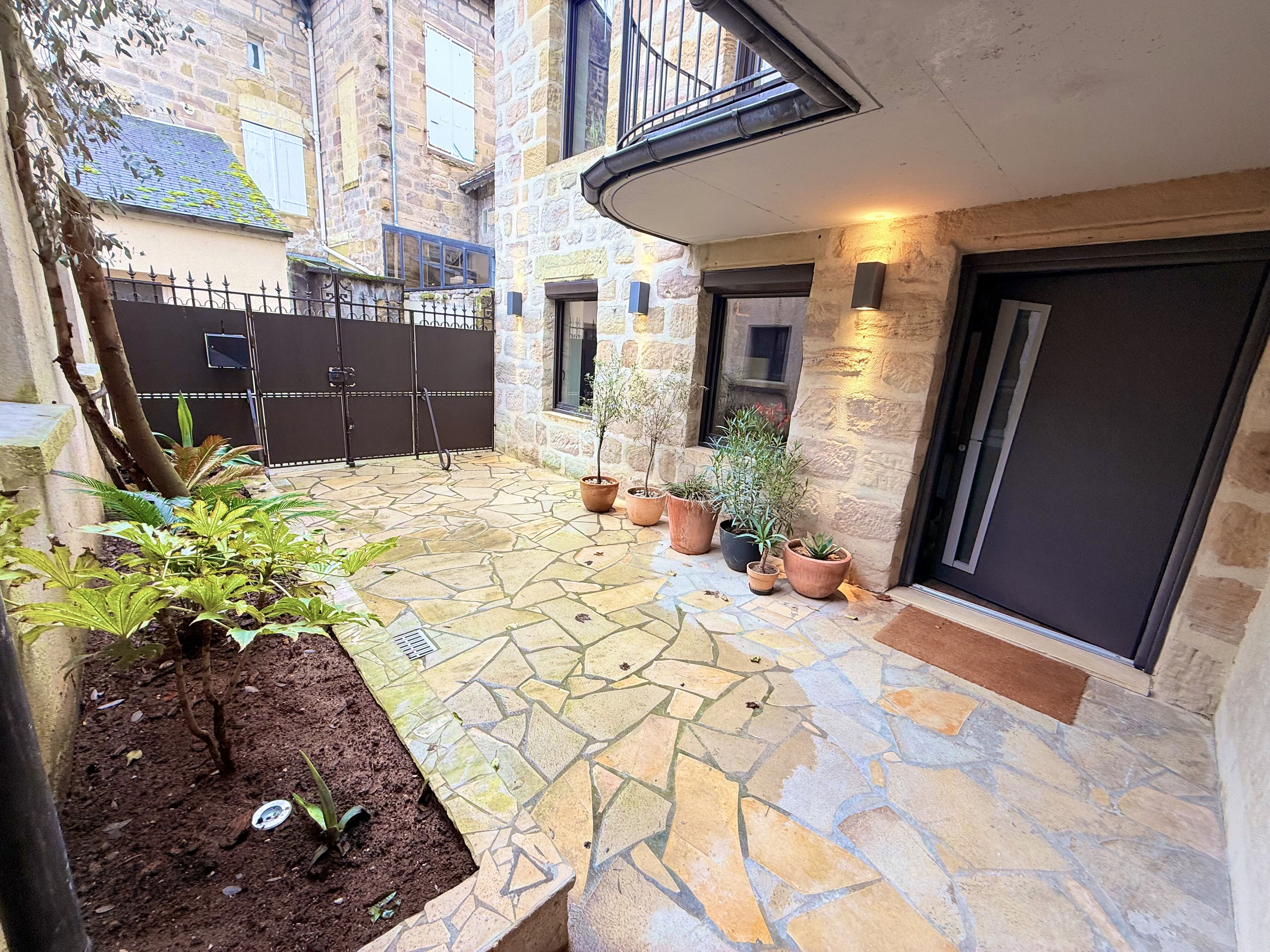Maison de caractère en centre-ville – Terrasse – Garages – Brive-la-Gaillarde