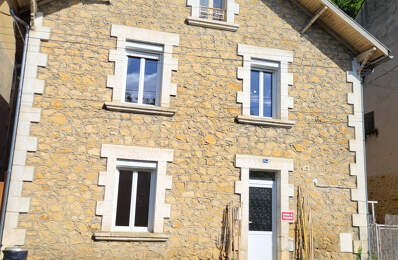À Sarlat-La-Canéda, maison avec 4 pièces à louer 887 EUR par m — photo du bien