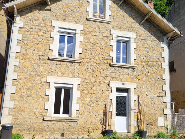 À Sarlat-La-Canéda, maison avec 4 pièces à louer 887 EUR par m — photo du bien