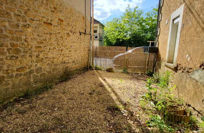 À Sarlat-La-Canéda, maison avec 4 pièces à louer 887 EUR par m — photo 2