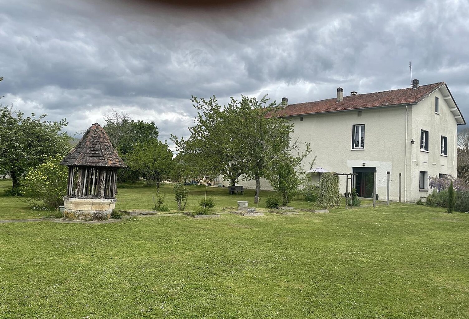 Belle maison de village, offrant 7 pièces dont deux chambres pouvant être partagées pour accueillir des personnes supplémentaires . — photo 1