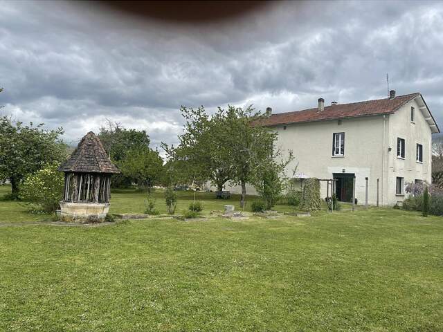 Belle maison de village, offrant 7 pièces dont deux chambres pouvant être partagées pour accueillir des personnes supplémentaires . — photo du bien