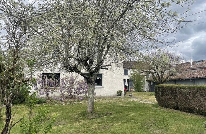 Belle maison de village, offrant 7 pièces dont deux chambres pouvant être partagées pour accueillir des personnes supplémentaires . — photo 2