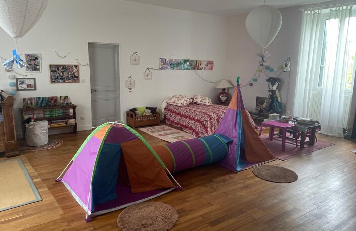 Belle maison de village, offrant 7 pièces dont deux chambres pouvant être partagées pour accueillir des personnes supplémentaires . — photo 4