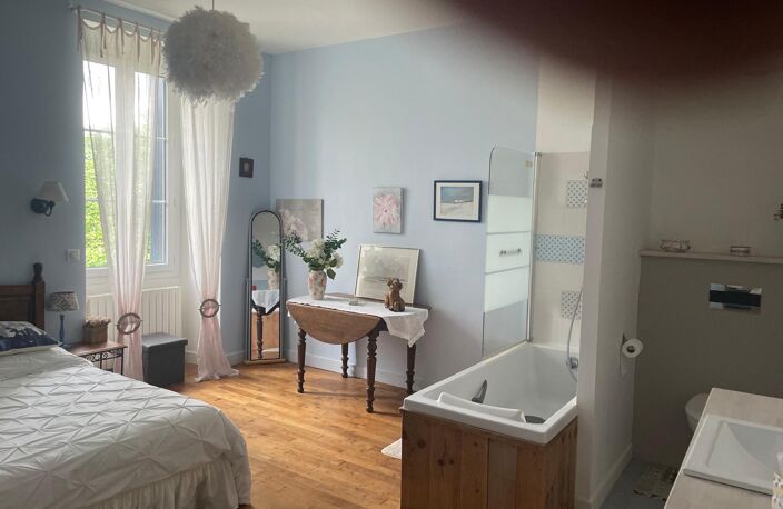 Belle maison de village, offrant 7 pièces dont deux chambres pouvant être partagées pour accueillir des personnes supplémentaires . — photo 5