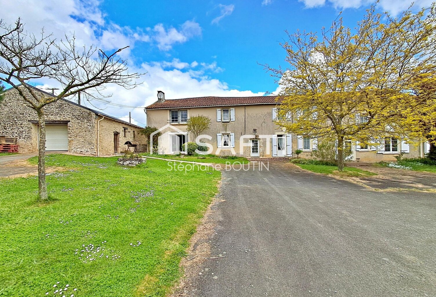 Ensemble immobilier  2 maisons  Dépendances  À 4 min de Vouvant — photo 1